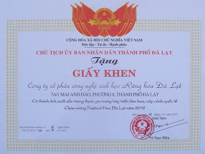 Giấy khen CT CP CNSH Rừng Hoa Đà Lạt có thành tích xuất sắc trong tham gia trưng bày triển lãm hoa, cây cảnh quốc tế Chào mừng Festival Hoa Đà Lạt 2012.