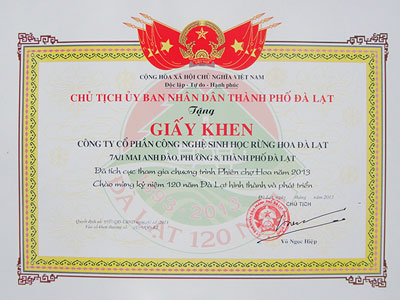 Giấy khen CT CP CNSH Rừng Hoa Đà Lạt đã tích cực tham gia chương trình phiên chợ Hoa năm 2013. Chào mừng  kỷ niệm 120 năm Đà Lạt hình thành và phát triển.